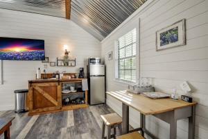 Bonny Bluebonnets Cottage with Stunning Hill Country Views