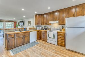 < 2 Mi to Grindstone Lake & Trails! Mtn-View Condo