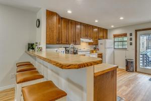 < 2 Mi to Grindstone Lake & Trails! Mtn-View Condo