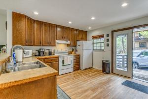 < 2 Mi to Grindstone Lake & Trails! Mtn-View Condo