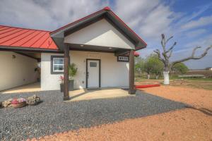 Modern Casita with Hot Tub – Six Minutes from Main Street