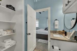 Modern Casita with Hot Tub – Six Minutes from Main Street