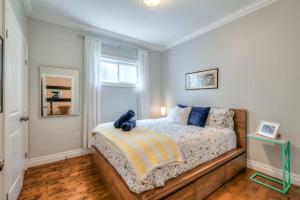 Cozy 3BR Home with 2 Kitchens plus Backyard in Leslieville