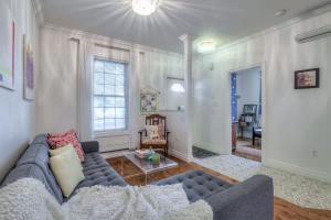 Cozy 3BR Home with 2 Kitchens plus Backyard in Leslieville