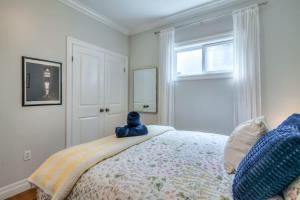 Cozy 3BR Home with 2 Kitchens plus Backyard in Leslieville
