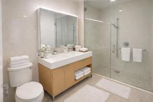 Modern 2BR Apartment in Financial District - Full Kitchen