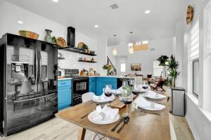 Luxury Modern Home with Hot tub Deck & Firepit!