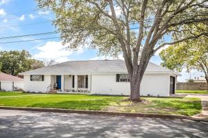 A Crystal Place Hot Tub 1 Blk off Main St!