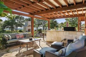 Luxury Homes! With a Pool-Jacuzzi-Outdoor Kitchen!