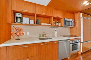 Luxury Building with Ocean Views in Downtown