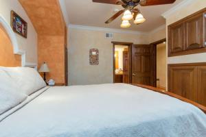 Charming Colorful Condo Near Pool - Pueblos D-101