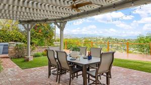 Twilight Terrace by AvantStay West Hills Retreat • Hot Tub BBQ EV Charger Near Malibu