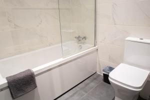 City Centre Apt With Super King Bed Washer Dryer Fast Wi-Fi And Netflix