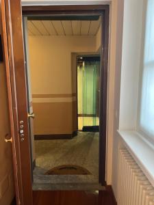 8 min walk to Station - Elegant Central Apartment