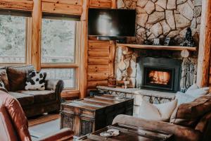 Peaceful Log Cabin with Fireplace and Allergen Friendly