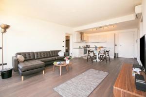 Penthouse-LakeView-AC-Private Garden