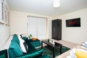 Contemporary 2BR Retreat - Fast WiFi, Smart TV & Steps from Station!