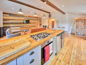 Madeline Angevine - Ukc3208