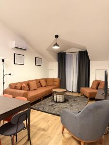 Navyblue Apartments with Pool & Parking