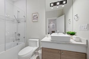 Coastal Garden Suite: Steps to the Beach & Seawalk