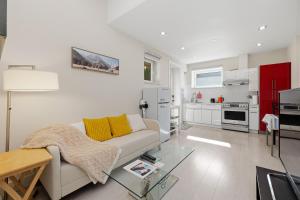 Coastal Garden Suite: Steps to the Beach & Seawalk