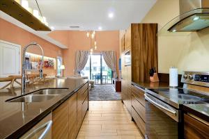 Spacious Luxury 4BR suite near Disney