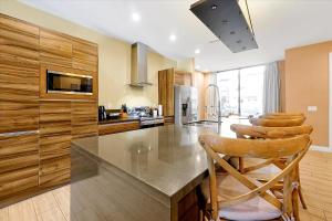 Spacious Luxury 4BR suite near Disney