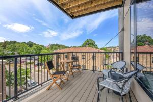 Modern Condo Downtown Close to Shops - Food - Beach
