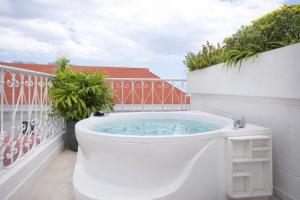 AmazINN Places Rooftop and Jacuzzi VI