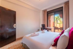 3 BDRM Villa Garden & Pool Front