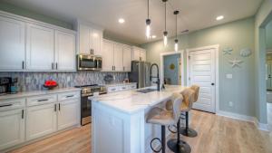 Mermaids Oasis by AvantStay Spacious Port A Home Private Pool Firepit Games Near the Beach