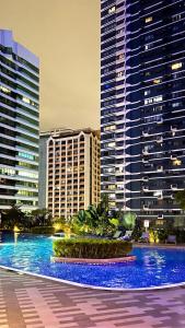 Makati Chic 1BR and Balcony with Pool View