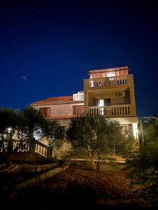 Apartments for families with children Sucuraj - Hvar - 25285