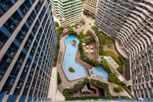 Makati Chic 1BR and Balcony with Pool View