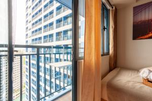 Makati Chic 1BR and Balcony with Pool View