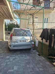 Apartments with parking space Makarska - 25328
