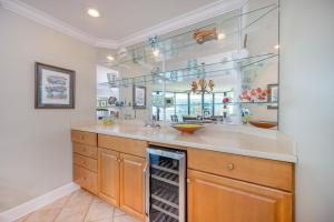 Phoenix on the Bay 1405