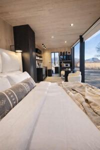 Reflections - Luxe Mirror Home Near Capitol Reef