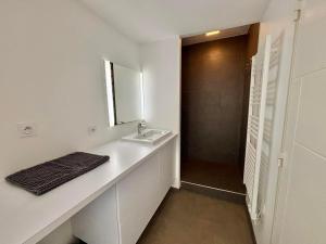 Appartement 2-6 pers, 2 ch, balcon, piscine, accès plage, parking - FR-1-194-234