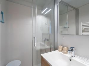 Studio cabine avec balcon, parking privé, accès direct plage, proche centre ville - FR-1-319-44