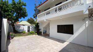 Spacious Family Home with Air Conditioning and Private Parking