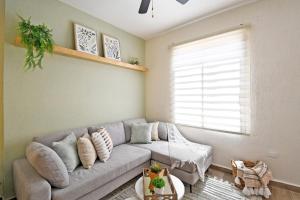 Casa Amarilla Renovada Patios Amplios y Mas