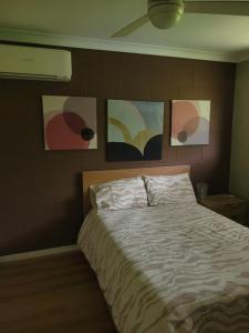 Breezy entire 2 bedroom unit top floor next to UQ