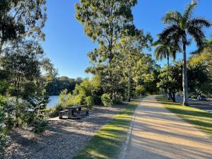 Breezy entire 2 bedroom unit top floor next to UQ