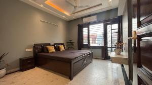 Luxurious 3bhk minimal apartment PS5 and tv