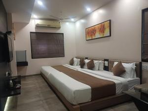 Hotel Paradise Ahilyanagar