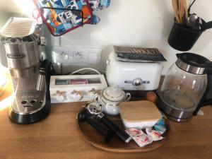 Cozy Apartment Prague Airport- 5 minute drive from AirPort