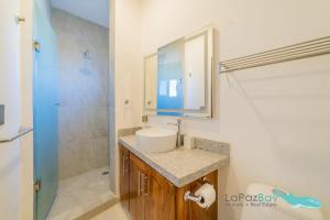 Studio pool steps to Malecon