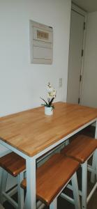 Modern 41F Apartment with Makati Skyline View Pool and High Speed WiFi in Poblacion