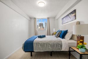 17th Ave Cozy Place in DT with Calgary tower and city views